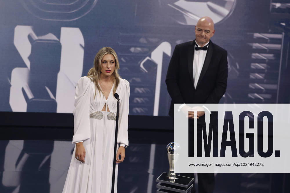 27 Fevrier 2023 : Paris, France : Meilleure joueuse feminine Alexia Putellas et le President Infantino lors de la remise desTrophà es des FIFA AWARDS THE BEST 2022 à la Salle Pleyel. (Henri Szwarc Starface) 289107 2023-02-27 Paris France
