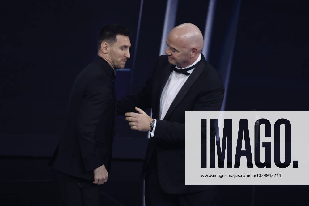 27 Fevrier 2023 : Paris, France : Meilleure joueur pour l?annà e Lionel Messi et le President Infantino lors de la remise desTrophà es des FIFA AWARDS THE BEST 2022 à la Salle Pleyel. (Henri Szwarc Starface) 289107 2023-02-27 Paris France