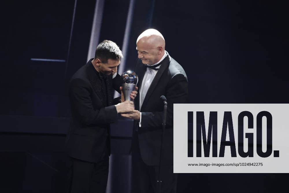 27 Fevrier 2023 : Paris, France : Meilleure joueur pour l?annà e Lionel Messi et le President Infantino lors de la remise desTrophà es des FIFA AWARDS THE BEST 2022 à la Salle Pleyel. (Henri Szwarc Starface) 289107 2023-02-27 Paris France