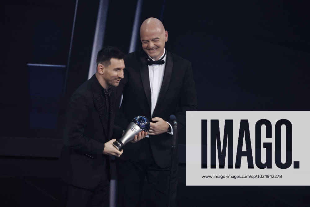 27 Fevrier 2023 : Paris, France : Meilleure joueur pour l?annà e Lionel Messi et le President Infantino lors de la remise desTrophà es des FIFA AWARDS THE BEST 2022 à la Salle Pleyel. (Henri Szwarc Starface) 289107 2023-02-27 Paris France