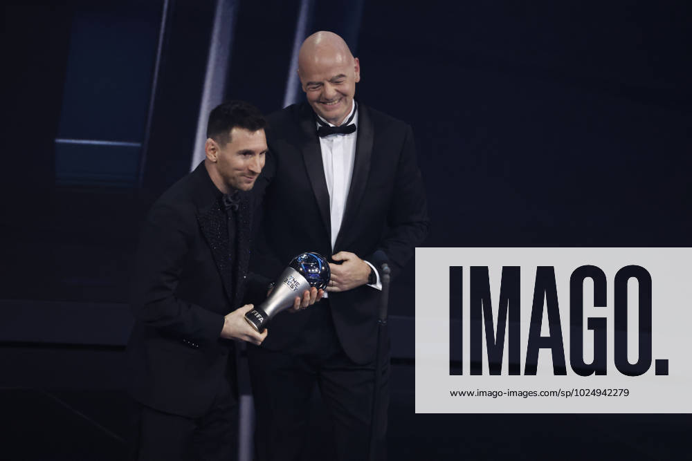 27 Fevrier 2023 : Paris, France : Meilleure joueur pour l?annà e Lionel Messi et le President Infantino lors de la remise desTrophà es des FIFA AWARDS THE BEST 2022 à la Salle Pleyel. (Henri Szwarc Starface) 289107 2023-02-27 Paris France