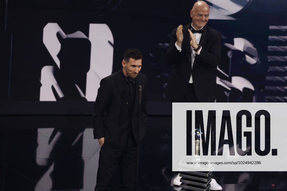 27 Fevrier 2023 : Paris, France : Meilleure joueur pour l?annÃ e Lionel Messi et le President Infantino lors de la remise desTrophÃ es des FIFA AWARDS THE BEST 2022 Ã la Salle Pleyel. (Henri Szwarc Starface) 289107 2023-02-27 Paris France