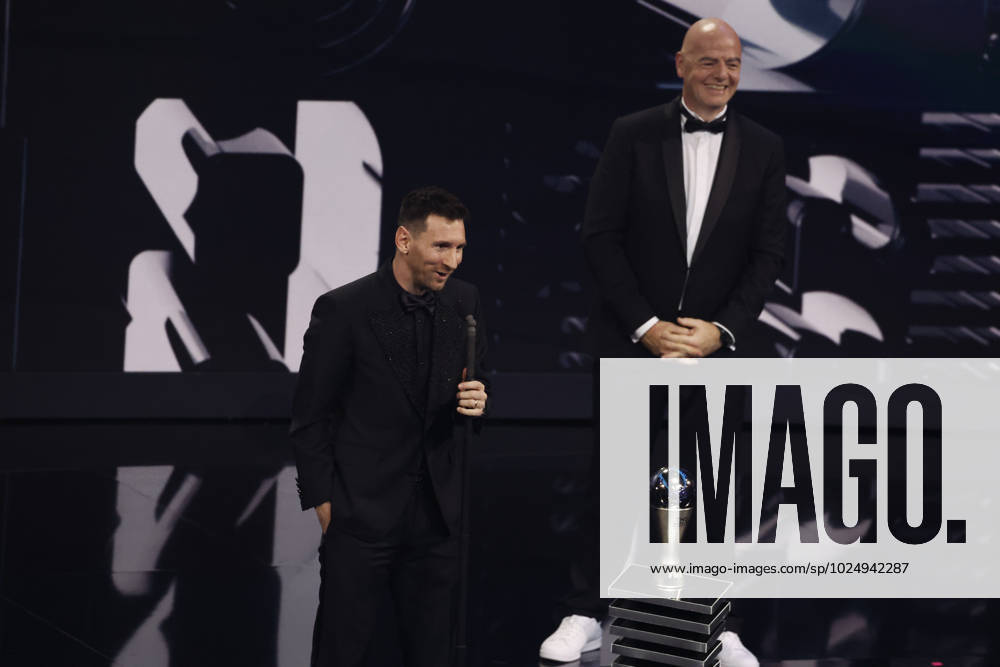 27 Fevrier 2023 : Paris, France : Meilleure joueur pour l?annÃ e Lionel Messi et le President Infantino lors de la remise desTrophÃ es des FIFA AWARDS THE BEST 2022 Ã la Salle Pleyel. (Henri Szwarc Starface) 289107 2023-02-27 Paris France