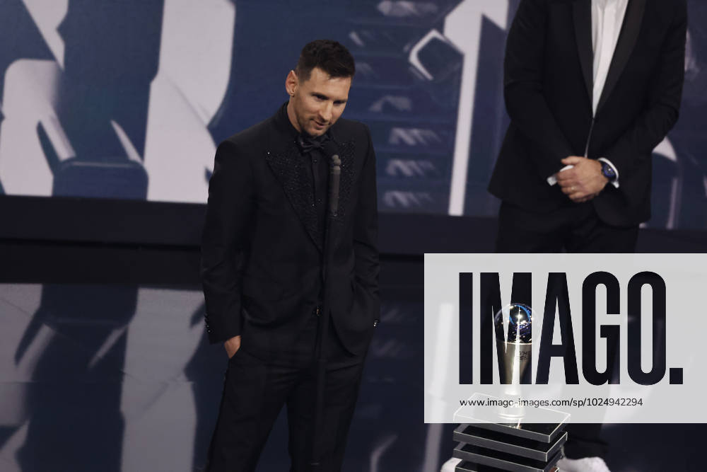27 Fevrier 2023 : Paris, France : Meilleure joueur pour l?annà e Lionel Messi et le President Infantino lors de la remise desTrophà es des FIFA AWARDS THE BEST 2022 à la Salle Pleyel. (Henri Szwarc Starface) 289107 2023-02-27 Paris France