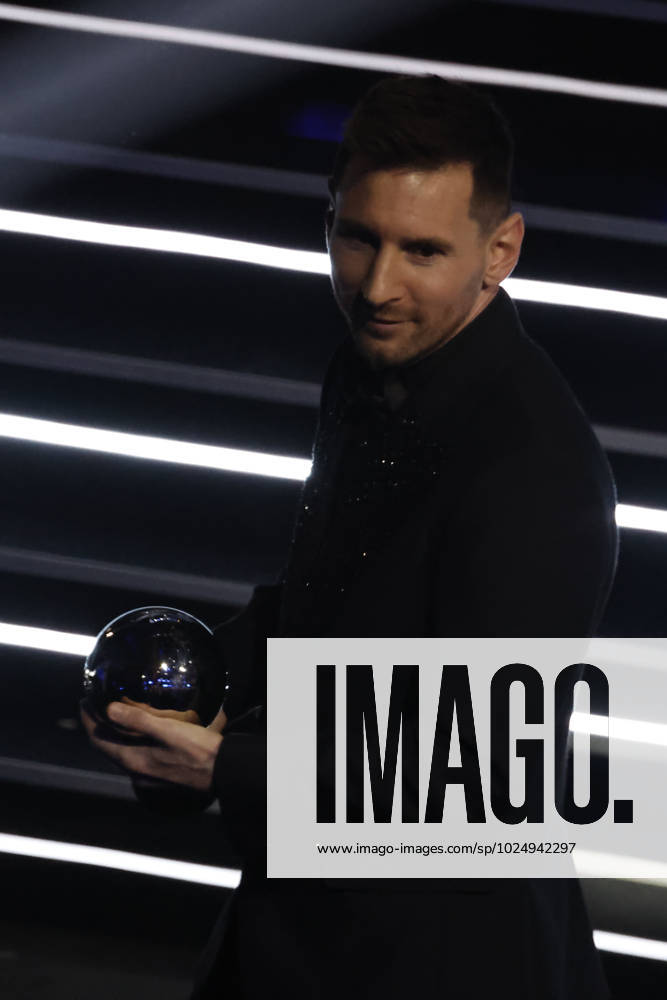 27 Fevrier 2023 : Paris, France : Meilleure joueur pour l?annà e Lionel Messi et le President Infantino lors de la remise desTrophà es des FIFA AWARDS THE BEST 2022 à la Salle Pleyel. (Henri Szwarc Starface) 289107 2023-02-27 Paris France