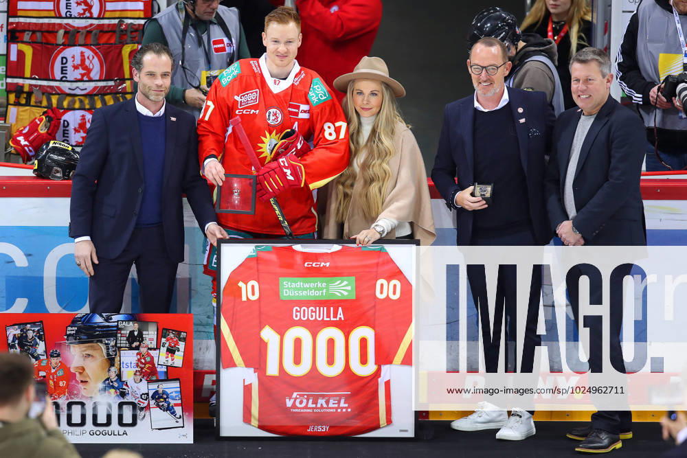 KW09 Düsseldorf, 28.02.2023, Eishockey, Penny DEL, 58. Spieltag, PSD-BANK Dome, Düsseldorfer EG - Schwenninger Wild Wings: Philip Gogulla von Düsseldorfer EG wird vor dem Spiel für sein Jubiläum 1000. Spiel in der DEL geehrt NRW Deutschland