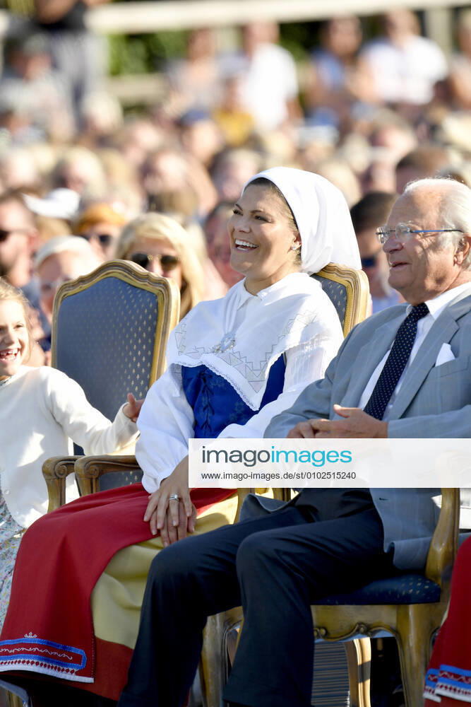 Kronprinsessan Victoria och kung Carl XVI Gustaf under firandet av Victoriadagen pa Borgholms idrottsplats, Borgholm, Öland, 2019-07-14 (c) Karin Törnblom TT kod 2377 Borgholm Sverige