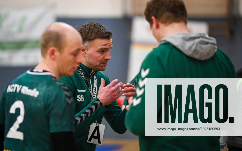 Handball, Saison 2022 23, Verbandsliga, 04.03.2023, Herren, HCTV Rhede (gruen) vs. Adler Koenigshof 2 (weiss) Simon Boesing (Trainer HCTV Rhede), Rhede Halle am Schulzentrum Nordrhein-Westfalen Deutschland