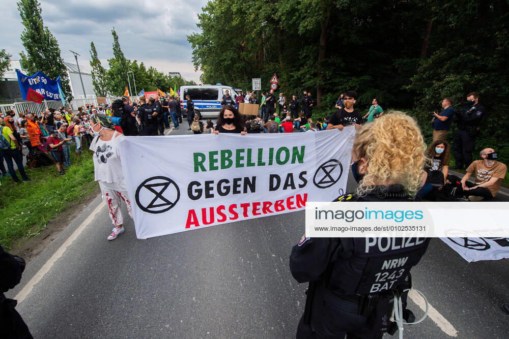 Umweltaktivisten blockieren Straße bei Tönnies Hauptwerk: Demonstranten mit einer Sitzblockade. , Rheda-Wiedenbrück Nordrhein-Westfalen Deutschland
