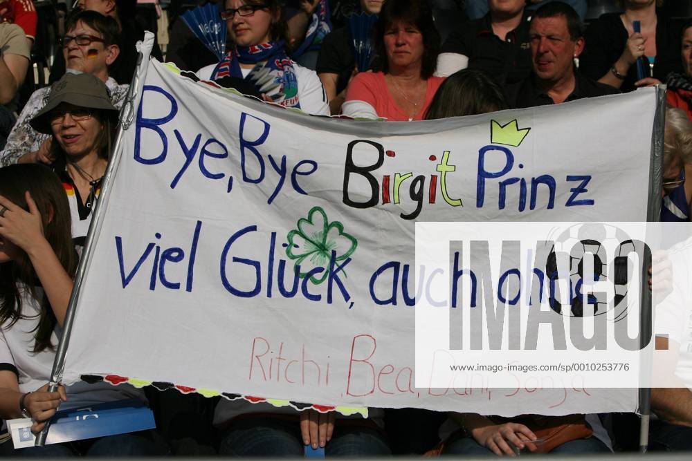 Fussball - Abschiedsspiel Birgit Prinz in Frankfurt, Nationalmannschaft Deutschland vs. 1.FFC Frankfurt, 27.03.2012, die Fans wünschen ihr viel Glück -