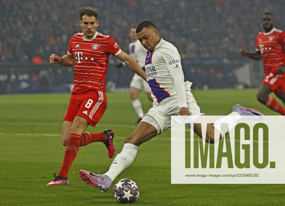 CL, Champions League, FC Bayern Muenchen vs Paris Saint Germain, Allianz Arena Muenchen, Fussball, im Bild: Leon Goretzka (FC Bayern Muenchen) vs Kylian Mbappe (Paris Saint Germain)