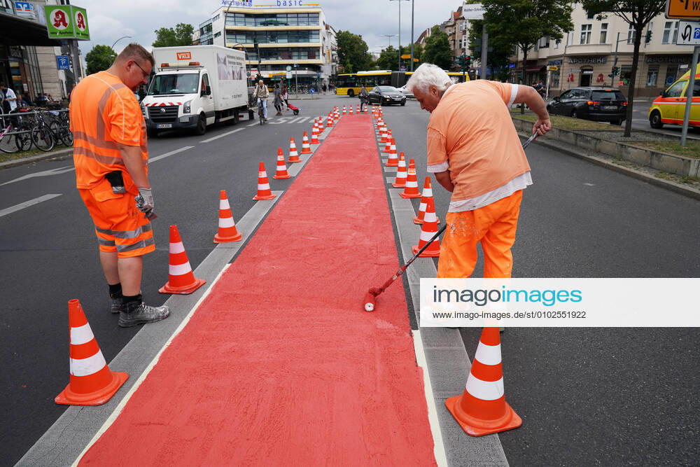 KW29 Berlin GER, Berlin, 20200717, Strassenmarkierung am Walter Schreiber Platz für Radfahrer, in der Schloßstrasse, Steglitz