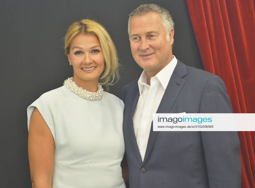 Franziska van Almsick mit Jürgen B. Harder 05 16 wow Franziska van Almsick mit ihrem Lebensgefährten Jürgen B. Harder bei der Feier zum 60. Geburtstag von Clemens Tönnies am 27. Mai 2016 in Rheda-Wiedenbrück Deutschland deutsch deutsche Frau Schwimmerin Ex ehemalig ehemalige Schwimmstar Sportlerin Sport Schwimmen Mann Unternehmer Manager german former female swimmer enterpriser Geburtstagsfeier Geburtstagsgala quer halb Portrait stehend lächelnd