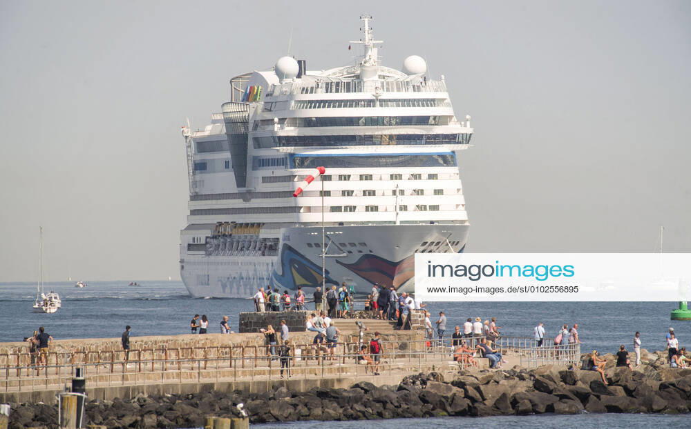 Das Kreuzfahrtschiff AIDAmar passiert die Mole vor Warnemünde. Die Reederei Aida Cruises bereitet für Rostock den Neustart in die Kreuzfahrtsaison vor. Heute machen die Schiffe AIDAmar und AIDAblu im Überseehafen Rostock fest um . Am 12. August soll dann die diesjährige Kreuzfahrtsaison in Warnemünde eröffnet werden. Bis zum Ende des Monats sind insgesamt sechs drei- bis viertägige Kurzreisen geplant. Zuvor beginnt der Aida-Neustart in Hamburg mit der AIDAperla. Rostock Waenemünde