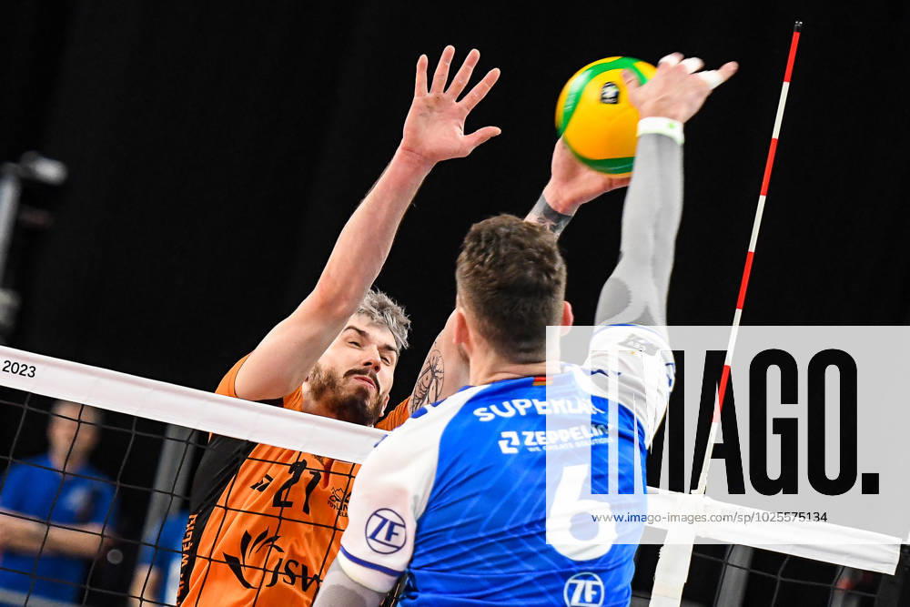 GER, 2023 CEV Volleyball Champions League, VfB Friedrichshafen (GER) vs Jastrzebski Wegiel (POL) 09.03.2023, ratiopharm Arena, Neu-Ulm, GER, 2023 CEV Volleyball Champions League, VfB Friedrichshafen (GER) vs Jastrzebski Wegiel (POL), Viertelfinale, im Bild Tomasz Fornal (Jastrzebski, 21), Michal Superlak (Friedrichshafen, 6)