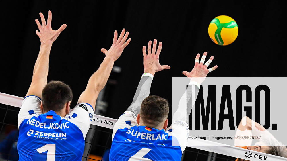 GER, 2023 CEV Volleyball Champions League, VfB Friedrichshafen (GER) vs Jastrzebski Wegiel (POL) 09.03.2023, ratiopharm Arena, Neu-Ulm, GER, 2023 CEV Volleyball Champions League, VfB Friedrichshafen (GER) vs Jastrzebski Wegiel (POL), Viertelfinale, im Bild Aleksandar Nedeljkovic (Friedrichshafen, 1), Michal Superlak (Friedrichshafen, 6)