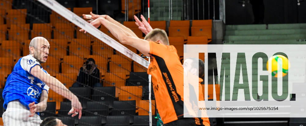 GER, 2023 CEV Volleyball Champions League, VfB Friedrichshafen (GER) vs Jastrzebski Wegiel (POL) 09.03.2023, ratiopharm Arena, Neu-Ulm, GER, 2023 CEV Volleyball Champions League, VfB Friedrichshafen (GER) vs Jastrzebski Wegiel (POL), Viertelfinale, im Bild Ziga Stern (Friedrichshafen, 14) bezwingt den Block