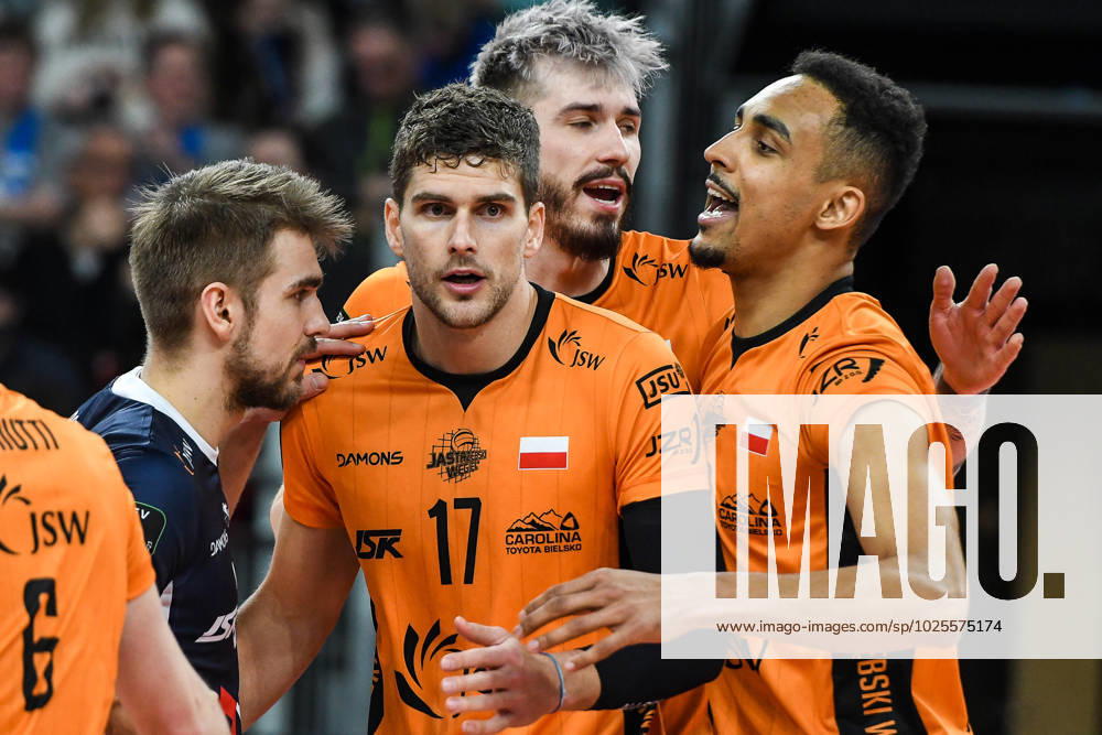 GER, 2023 CEV Volleyball Champions League, VfB Friedrichshafen (GER) vs Jastrzebski Wegiel (POL) 09.03.2023, ratiopharm Arena, Neu-Ulm, GER, 2023 CEV Volleyball Champions League, VfB Friedrichshafen (GER) vs Jastrzebski Wegiel (POL), Viertelfinale, im Bild Jakub Popiwczak (Jastrzebski, 3), Trevor Clevenot (Jastrzebski, 17), Tomasz Fornal (Jastrzebski, 21), Moustapha Mbaye (Jastrzebski, 22)