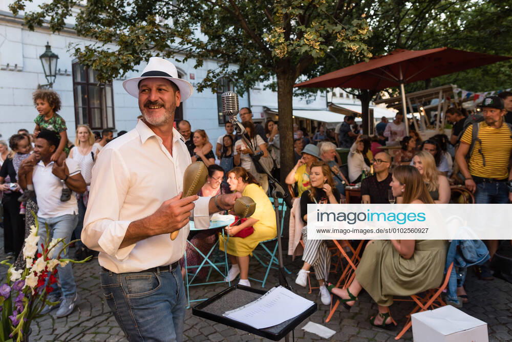 A juggler performing at Kampa during the Street Theatre Teatrotoc Festival..Every year in the district of Kampa by the Famous Charles Bridge in Prague, the Street Theatre Teatrotoc Festival take place along with musicians, dancers, juggler, painters, and more, the festival aims to provide an old traditional way of entertainment during 3 days. Prague Czech Republic - ZUMAs197 20200718_zaa_s197_087