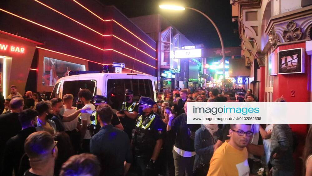 Hamburg, der 19.07.2020 Die Hamburger Polizei sperrte die berühmte Partymeile Große Freiheit auf St. Pauli in der Nacht von Samstag auf Sonntag zwei Mal. Dabei riegelten Beamte mit Fahrzeugen die Eingange zur Vergnügungsmeile unweit der Reeperbahn ab und ließen nur noch Besucher heraus. Auf Grund der sommerlichen Nachttemperaturen feierten zahlreiche Besucher auf der Straße. Die Einhaltung der Kontaktbeschränkungen und des Mindestabstandes konnte so nicht mehr gewährleistet werden. Polizei sperrt Große Freiheit nach wilder Party, St. Pauli Hamburg Deutschland
