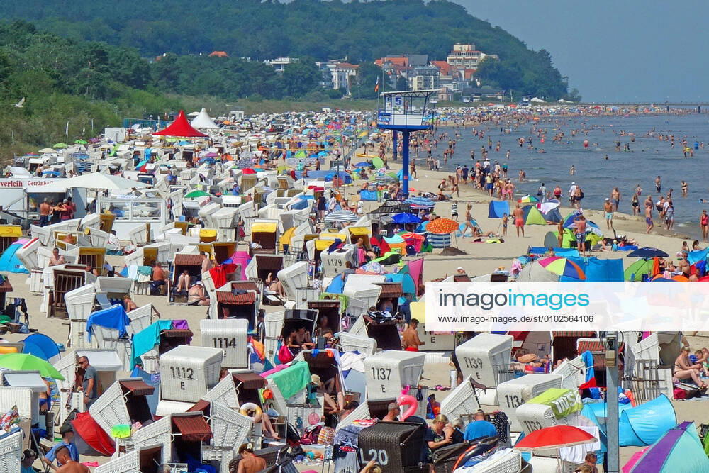Sommerferien in Deutschland. Voller Strand in Heringsdorf auf Usedom, trotz Verbot von Tagesgästen. Lockerung in Mecklenburg Vorpommern, von Corona nichts mehr zu merken. Urlauber und Einheimische hier in Heringsdorf auf der Insel Usedom. 19.07.2020 in Heringsdorf (Coronavirus)