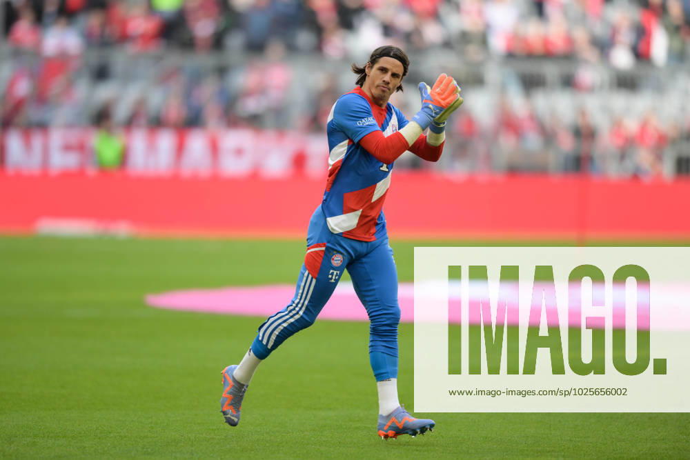 Fußball, 1. Bundesliga, 20230311, FC Bayern München - FC Augsburg. Im Bild Yann SOMMER (FC Bayern München, 27) Aufwärmen applaudiert Zuschauer Fans Besucher. München Allianz Arena Bayern Deutschland