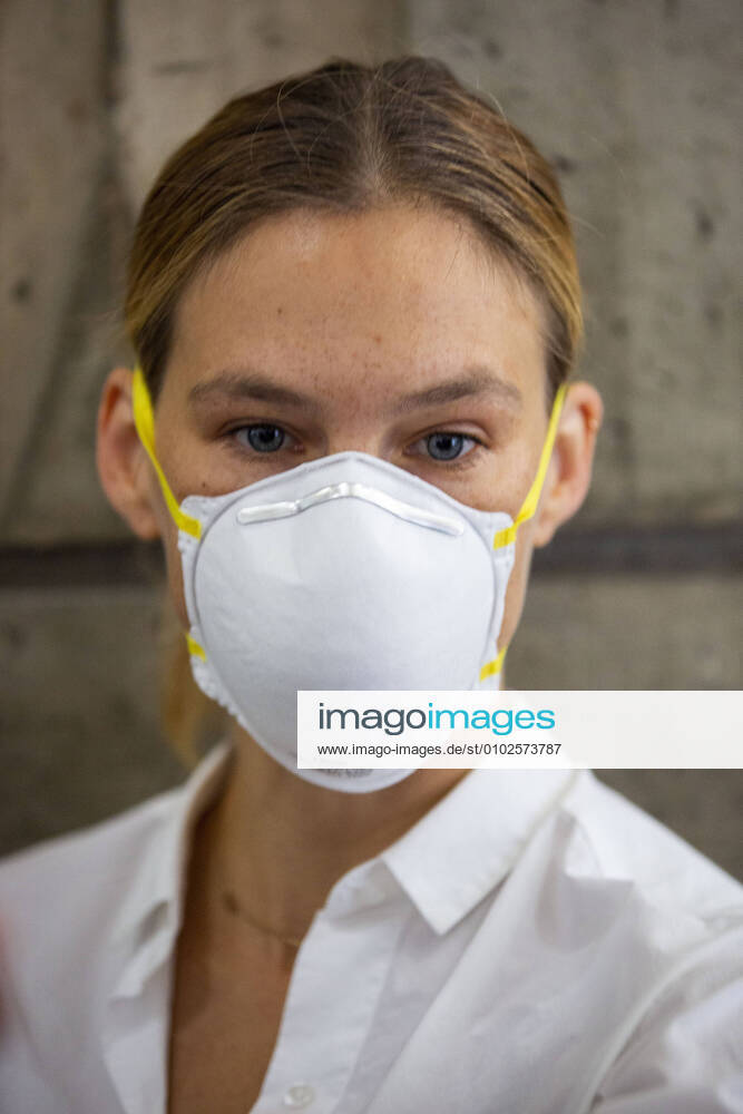 Israeli top model Bar Refaeli, center, wearing a face mask arrives to a court, in Tel Aviv, Israel, Monday, July 20, 2020. Refaeli signed a plea bargain agreement with authorities to settle a long-standing tax evasion case against her and her family. The deal will require Refaeli to serve nine months of community service while her mother, Zipi, will be sent to prison for 16 months. Pool JERX2020071903 OdedxBalilty