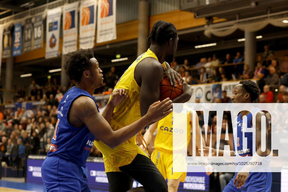 easyCredit Basketball Bundesliga, BBL, Saison 2022 2023, Herren, Syntainics MBC - Alba Berlin, 21, Christ Koumadje, Alba Berlin, 15, Stephon Jelks, Syntainics MBC Weißenfels Stadthalle Sachsen-Anhalt Germany