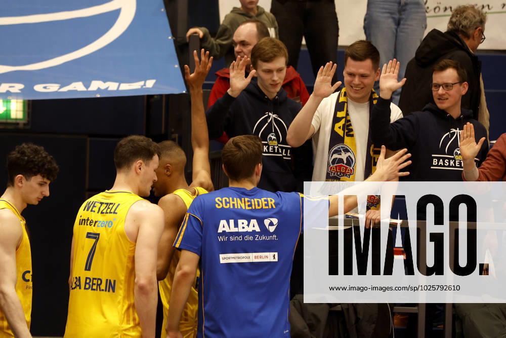 easyCredit Basketball Bundesliga, BBL, Saison 2022 2023, Herren, Syntainics MBC - Alba Berlin, 10, Tim Schneider, Alba Berlin, 7, Yanni Wetzell, Alba Berlin bedanken sich bei den Fans Weißenfels Stadthalle Sachsen-Anhalt Germany