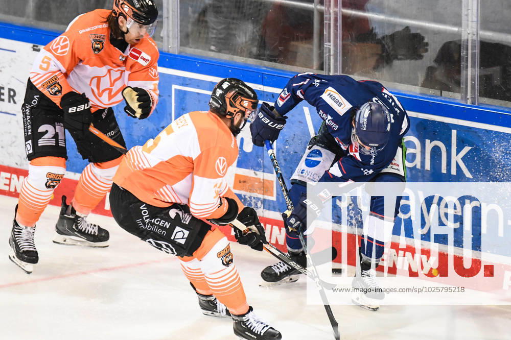 Straubing Tigers vs. Grizzlys Wolfsburg, Eishockey, Deutsche Eishockey Liga, Penny DEL, 1.Spieltag Playoffs Viertelfinale, Saison 2022 2023, 14.03.2023 Taylor Leier (Straubing Tigers) im Kampf um den Puck mit Dustin Jeffrey (Grizzlys Wolfsburg), Eishockey Herren, Deutsche Eishockey Liga, Penny DEL, 1.Spieltag Playoffs Viertelfinale, Saison 2022 2022 am 14.03.2023 im Eisstadion am Pulverturm, Straubing Tigers (blau) gegen Grizzlys Wolfsburg (weiss)