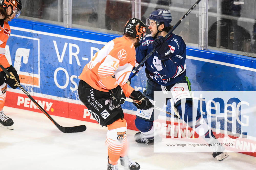Straubing Tigers vs. Grizzlys Wolfsburg, Eishockey, Deutsche Eishockey Liga, Penny DEL, 1.Spieltag Playoffs Viertelfinale, Saison 2022 2023, 14.03.2023 Taylor Leier (Straubing Tigers) im Kampf um den Puck mit Dustin Jeffrey (Grizzlys Wolfsburg), Eishockey Herren, Deutsche Eishockey Liga, Penny DEL, 1.Spieltag Playoffs Viertelfinale, Saison 2022 2022 am 14.03.2023 im Eisstadion am Pulverturm, Straubing Tigers (blau) gegen Grizzlys Wolfsburg (weiss)