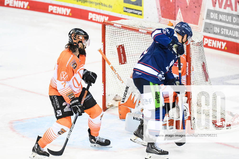 Straubing Tigers vs. Grizzlys Wolfsburg, Eishockey, Deutsche Eishockey Liga, Penny DEL, 1.Spieltag Playoffs Viertelfinale, Saison 2022 2023, 14.03.2023 Luke Adam (Straubing Tigers) mit der Chance vor Dustin Strahlmeier (Grizzlys Wolfsburg), Eishockey Herren, Deutsche Eishockey Liga, Penny DEL, 1.Spieltag Playoffs Viertelfinale, Saison 2022 2022 am 14.03.2023 im Eisstadion am Pulverturm, Straubing Tigers (blau) gegen Grizzlys Wolfsburg (weiss)