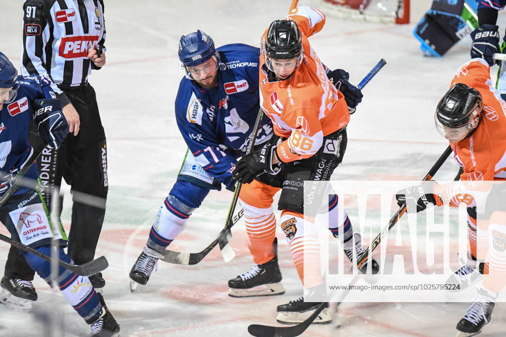 Straubing Tigers vs. Grizzlys Wolfsburg, Eishockey, Deutsche Eishockey Liga, Penny DEL, 1.Spieltag Playoffs Viertelfinale, Saison 2022 2023, 14.03.2023 Travis Turnbull (Straubing Tigers) beim Bully mit Tler Morley (Grizzlys Wolfsburg), Eishockey Herren, Deutsche Eishockey Liga, Penny DEL, 1.Spieltag Playoffs Viertelfinale, Saison 2022 2022 am 14.03.2023 im Eisstadion am Pulverturm, Straubing Tigers (blau) gegen Grizzlys Wolfsburg (weiss)