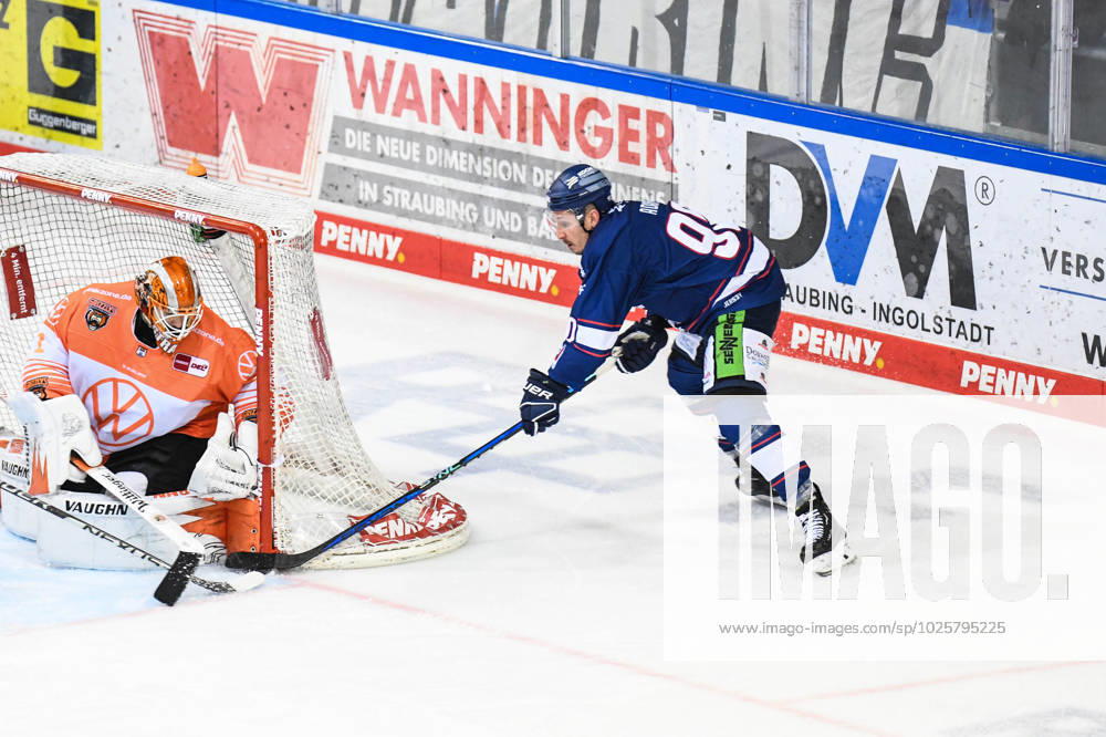Straubing Tigers vs. Grizzlys Wolfsburg, Eishockey, Deutsche Eishockey Liga, Penny DEL, 1.Spieltag Playoffs Viertelfinale, Saison 2022 2023, 14.03.2023 Luke Adam (Straubing Tigers) mit der Chance vor Dustin Strahlmeier (Grizzlys Wolfsburg), Eishockey Herren, Deutsche Eishockey Liga, Penny DEL, 1.Spieltag Playoffs Viertelfinale, Saison 2022 2022 am 14.03.2023 im Eisstadion am Pulverturm, Straubing Tigers (blau) gegen Grizzlys Wolfsburg (weiss)