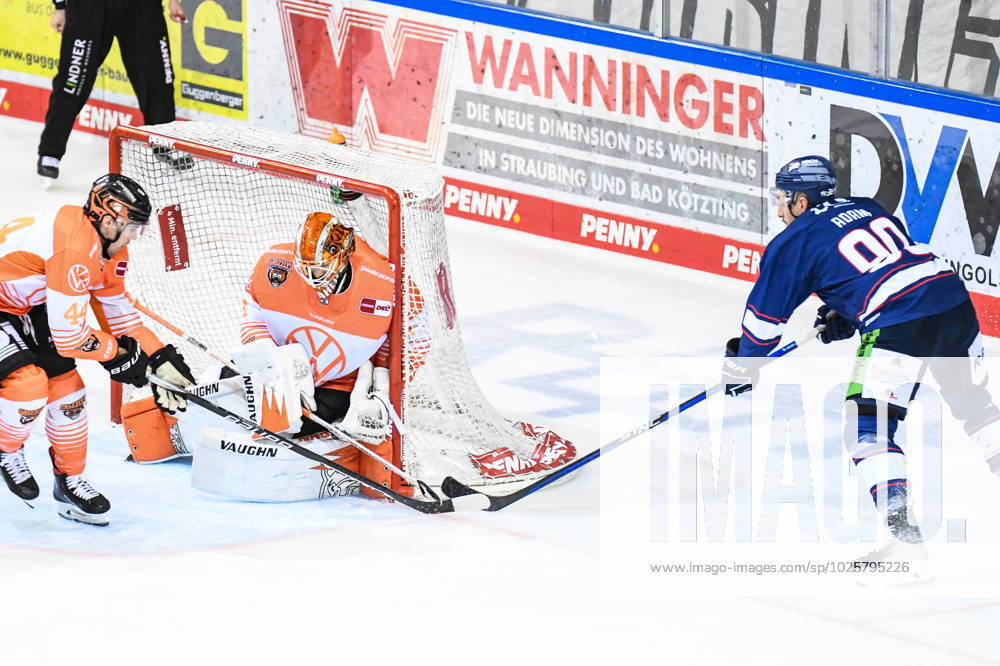 Straubing Tigers vs. Grizzlys Wolfsburg, Eishockey, Deutsche Eishockey Liga, Penny DEL, 1.Spieltag Playoffs Viertelfinale, Saison 2022 2023, 14.03.2023 Luke Adam (Straubing Tigers) mit der Chance vor Dustin Strahlmeier (Grizzlys Wolfsburg), Eishockey Herren, Deutsche Eishockey Liga, Penny DEL, 1.Spieltag Playoffs Viertelfinale, Saison 2022 2022 am 14.03.2023 im Eisstadion am Pulverturm, Straubing Tigers (blau) gegen Grizzlys Wolfsburg (weiss)