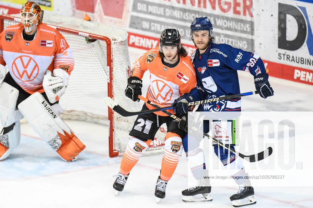 Straubing Tigers vs. Grizzlys Wolfsburg, Eishockey, Deutsche Eishockey Liga, Penny DEL, 1.Spieltag Playoffs Viertelfinale, Saison 2022 2023, 14.03.2023 JC Lipon (Straubing Tigers) vor em Tor mit Janik Möser Moeser (Grizzlys Wolfsburg), Eishockey Herren, Deutsche Eishockey Liga, Penny DEL, 1.Spieltag Playoffs Viertelfinale, Saison 2022 2022 am 14.03.2023 im Eisstadion am Pulverturm, Straubing Tigers (blau) gegen Grizzlys Wolfsburg (weiss)