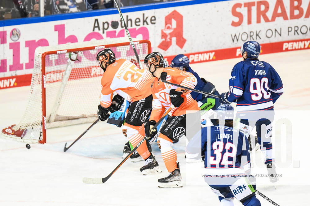 Straubing Tigers vs. Grizzlys Wolfsburg, Eishockey, Deutsche Eishockey Liga, Penny DEL, 1.Spieltag Playoffs Viertelfinale, Saison 2022 2023, 14.03.2023 Darren Archibald (Grizzlys Wolfsburg) mit der Chance vor Hunter Miska (Straubing Tigers), Eishockey Herren, Deutsche Eishockey Liga, Penny DEL, 1.Spieltag Playoffs Viertelfinale, Saison 2022 2022 am 14.03.2023 im Eisstadion am Pulverturm, Straubing Tigers (blau) gegen Grizzlys Wolfsburg (weiss)