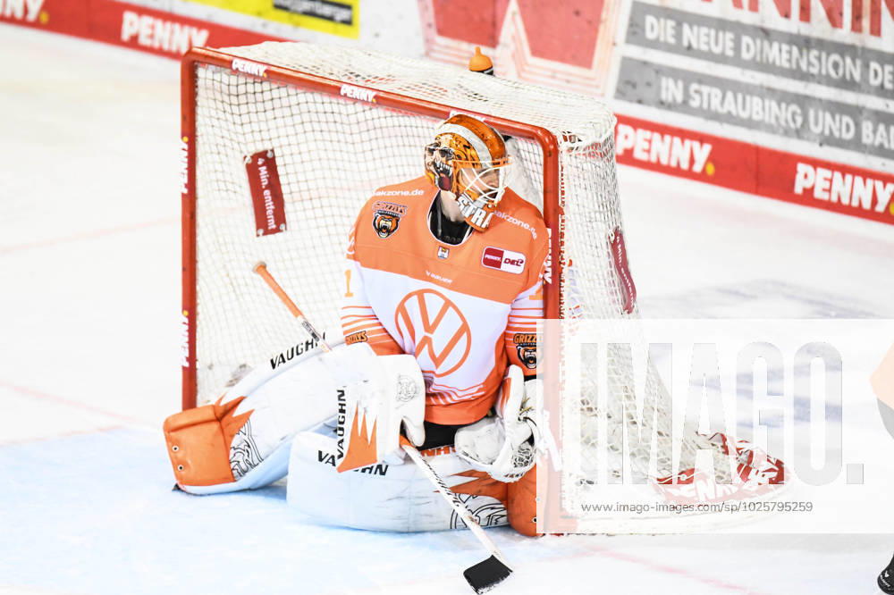 Straubing Tigers vs. Grizzlys Wolfsburg, Eishockey, Deutsche Eishockey Liga, Penny DEL, 1.Spieltag Playoffs Viertelfinale, Saison 2022 2023, 14.03.2023 Dustin Strahlmeier (Grizzlys Wolfsburg), Eishockey Herren, Deutsche Eishockey Liga, Penny DEL, 1.Spieltag Playoffs Viertelfinale, Saison 2022 2022 am 14.03.2023 im Eisstadion am Pulverturm, Straubing Tigers (blau) gegen Grizzlys Wolfsburg (weiss)