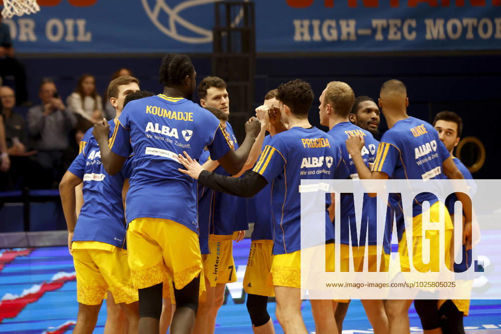 easyCredit Basketball Bundesliga, BBL, Saison 2022 2023, Herren, Syntainics MBC - Alba Berlin, Schulterschluss Alba Berlin Weißenfels Stadthalle Sachsen-Anhalt Germany