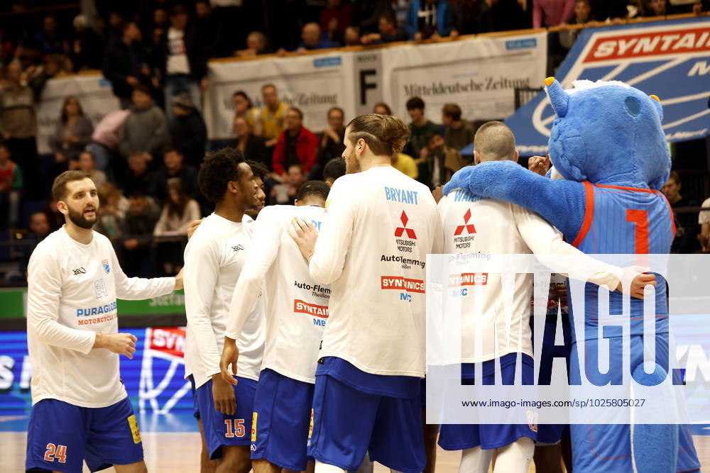 easyCredit Basketball Bundesliga, BBL, Saison 2022 2023, Herren, Syntainics MBC - Alba Berlin, Schulterschluss, Syntainics MBC Weißenfels Stadthalle Sachsen-Anhalt Germany