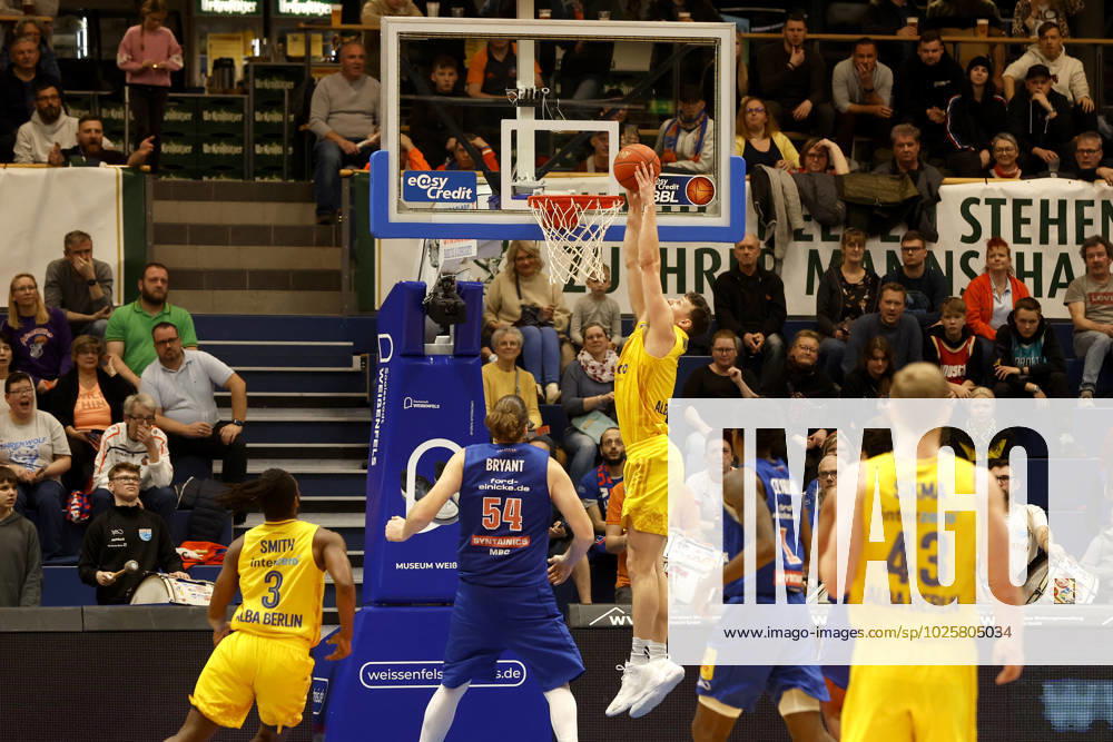 easyCredit Basketball Bundesliga, BBL, Saison 2022 2023, Herren, Syntainics MBC - Alba Berlin, 7, Yanni Wetzell, Alba Berlin, 54, John Bryant, Syntainics MBC Weißenfels Stadthalle Sachsen-Anhalt Germany