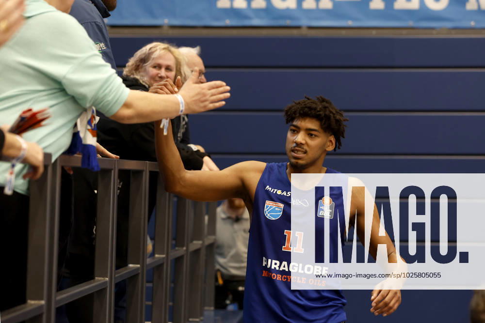 easyCredit Basketball Bundesliga, BBL, Saison 2022 2023, Herren, Syntainics MBC - Alba Berlin, 11, Kostja Mushidi, Syntainics MBC bedankt sich bei den Fans Weißenfels Stadthalle Sachsen-Anhalt Germany