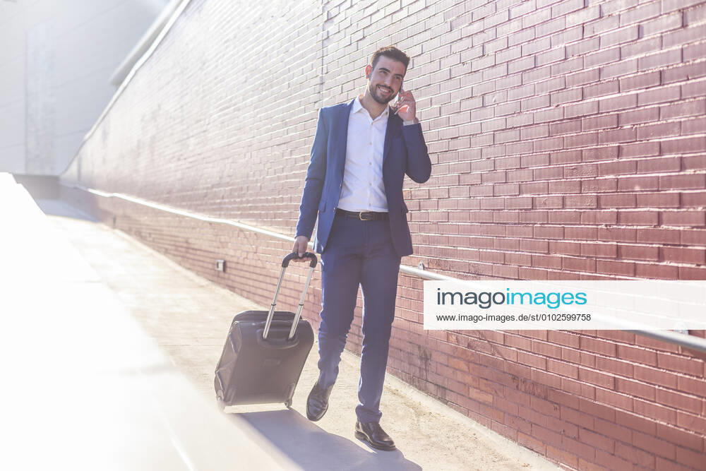 Businessman with suitcase taking a business trip Madrid, Community of Madrid, Spain CR_VWJTCV200717A-453002-01 ,model released, Symbolfoto