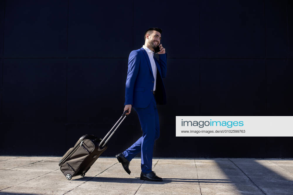 Businessman with suitcase taking a business trip Madrid, Community of Madrid, Spain CR_VWJTCV200717A-453012-01 ,model released, Symbolfoto