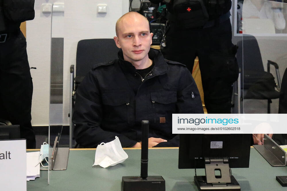 Angeklagter Stephan Balliet sitzt grinsend auf der Anklagebank - Zweiter Prozesstag im Landgericht Magdeburg gegen den Halle Attentäter Stephan Balliet insgesamt fünf Richterinnen und Richter entscheiden am Ende über das Urteil, ein sechster steht als Reserve parat. Die Vorsitzende Richterin ist Ursula Mertens. 43 Nebenklägerinnen und -kläger sind zum Prozess am Landgericht in Magdeburg zugelassen, die von 21 Anwälten beraten werden. Personen Bitte Pixeln-Personen Unkenntlich machen