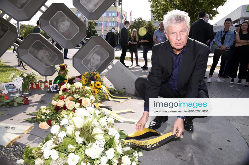 Dieter Reiter bei einer Gedenkveranstaltung und Kranzniederlegung am Denkmal für die Opfer des Attentats am Olympia-Einkaufszentrum, bei dem am 22. Juli 2016 neun Menschen getötet wurden. München