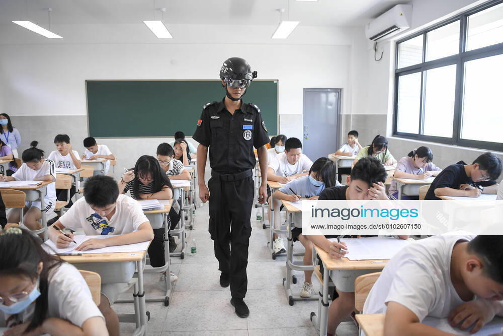 A worker takes 100 students temperatures in one minute by wearing a smart headset in Changsha,Hunan,China on 22th July, 2020. Changsha China - ZUMAt151 20200722_zia_t151_008