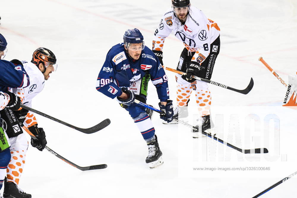 Straubing Tigers vs. Grizzlys Wolfsburg, Eishockey, Deutsche Eishockey Liga, Penny DEL, 3.Spieltag Playoffs Viertelfinale, Saison 2022 2023, 19.03.2023 Luke Adam (Straubing Tigers) am Puck vor Jordan Murray (Grizzlys Wolfsburg), Eishockey Herren, Deutsche Eishockey Liga, Penny DEL, 3.Spieltag Playoffs Viertelfinale, Saison 2022 2022 am 19.03.2023 im Eisstadion am Pulverturm, Straubing Tigers (blau) gegen Grizzlys Wolfsburg (weiss)