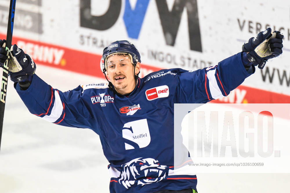 Straubing Tigers vs. Grizzlys Wolfsburg, Eishockey, Deutsche Eishockey Liga, Penny DEL, 3.Spieltag Playoffs Viertelfinale, Saison 2022 2023, 19.03.2023 Luke Adam (Straubing Tigers) jubelt ueber den Treffer, Eishockey Herren, Deutsche Eishockey Liga, Penny DEL, 3.Spieltag Playoffs Viertelfinale, Saison 2022 2022 am 19.03.2023 im Eisstadion am Pulverturm, Straubing Tigers (blau) gegen Grizzlys Wolfsburg (weiss)