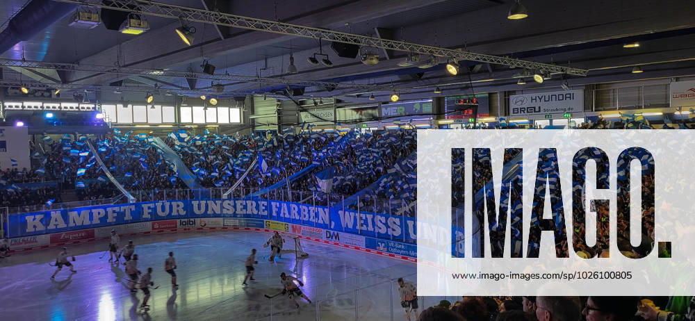 Straubing Tigers vs. Grizzlys Wolfsburg, Eishockey, Deutsche Eishockey Liga, Penny DEL, 3.Spieltag Playoffs Viertelfinale, Saison 2022 2023, 19.03.2023 Choreo der Fans (Straubing Tigers), Eishockey Herren, Deutsche Eishockey Liga, Penny DEL, 3.Spieltag Playoffs Viertelfinale, Saison 2022 2022 am 19.03.2023 im Eisstadion am Pulverturm, Straubing Tigers (blau) gegen Grizzlys Wolfsburg (weiss)